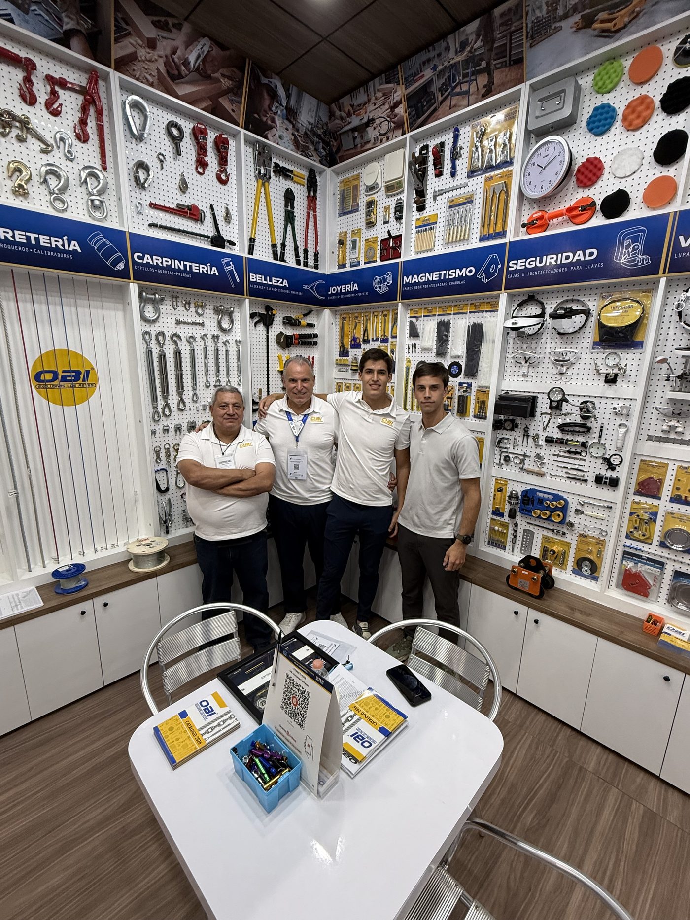 Equipo de OBI Exclusivas Los Reyes frente a su stand en Expo Ferretera Guadalajara