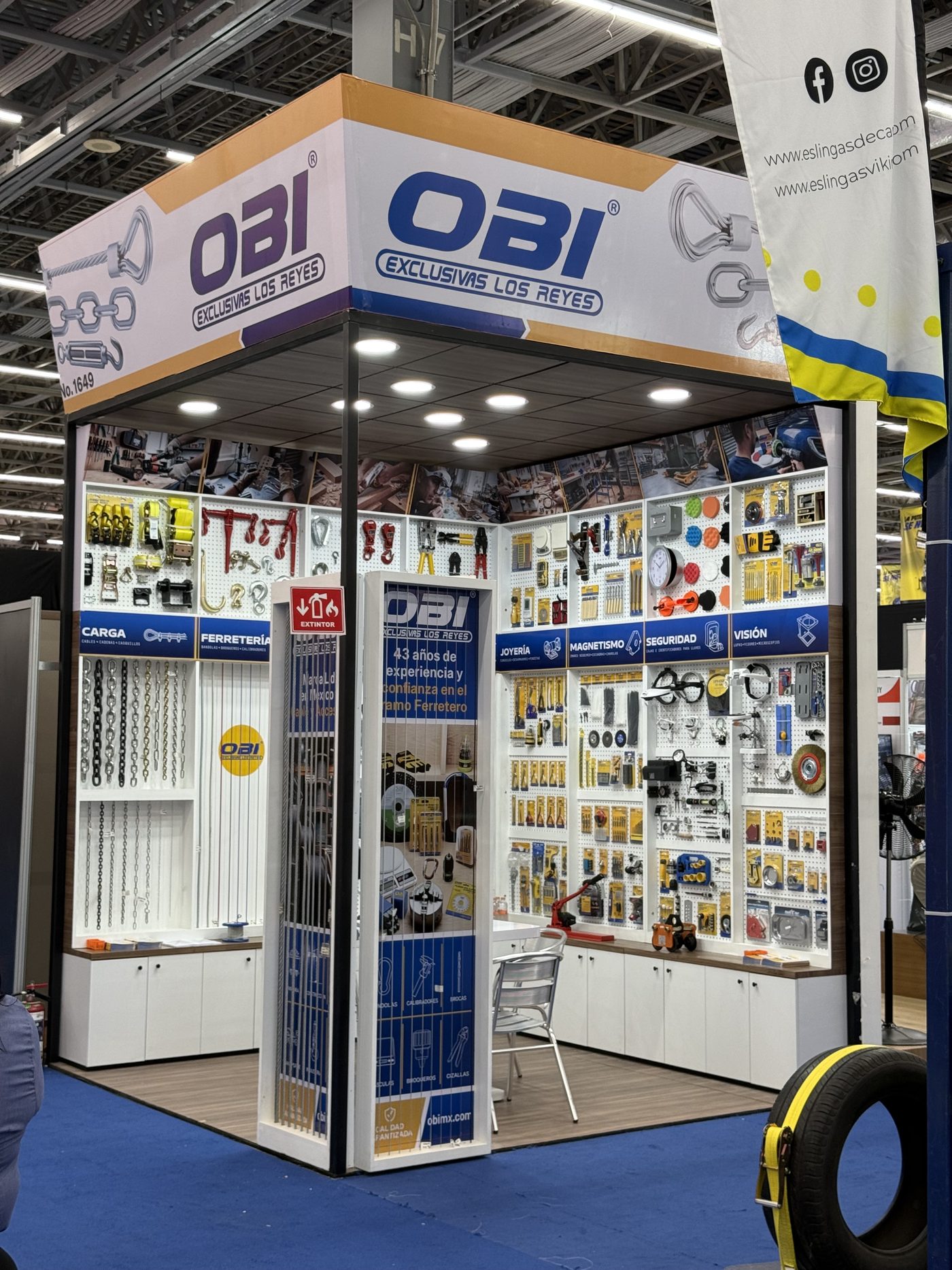 Stand de OBI en Expo Ferretera Guadalajara con productos organizados por categoría